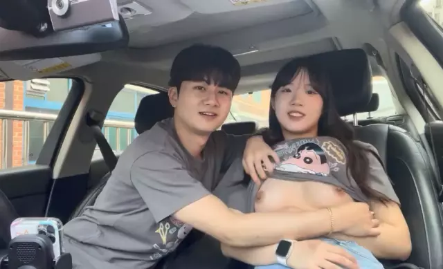 Bố đi làm ăn, con trai ở nhà nhìn thấy má thẩm du trong phòng
