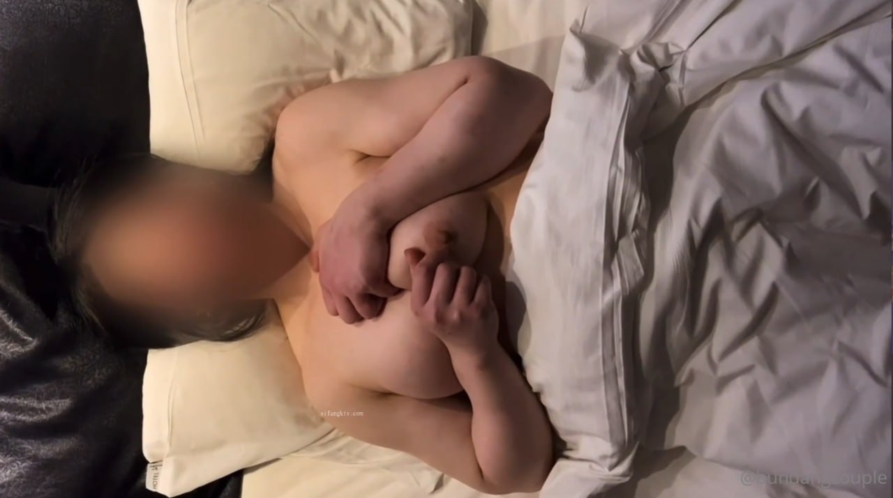 Cái đít của đứa em trai là một con chó cái bằng lụa đen, với một con bò đen lớn trong âm hộ của nó, thò cái mông ra để những người bạn sói nhìn thấy, phát ra những tiếng động tục tĩu và nhỏ sáp để kích thích.